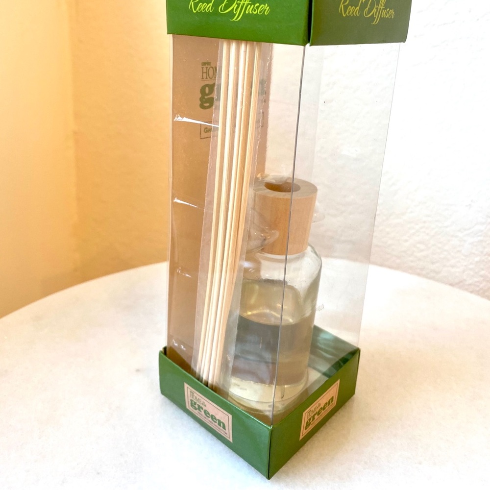 Green Garden Reed Diffuser - Picture 3 of 5